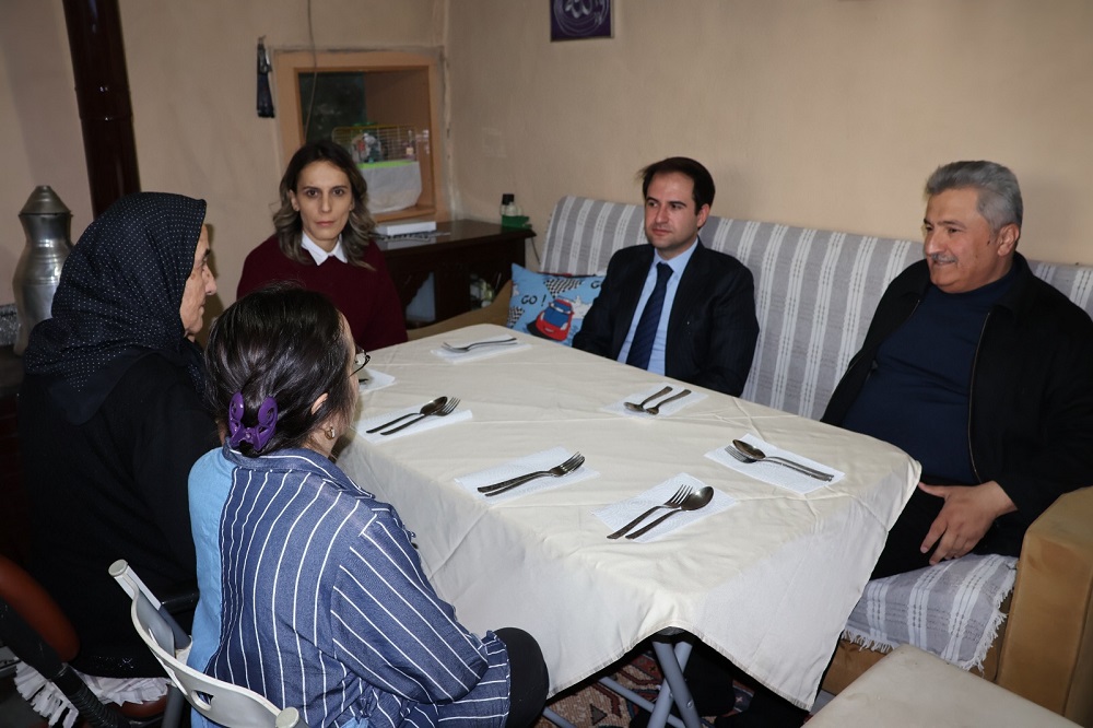 Kaymakamımız Sayın Ferdi AKGÜN 2025 Aile Yılı kapsamında İlçemiz Yeni Mahallede İkamet Eden Nurten TAMER Ve Ailesine İftar Konuğu Oldu