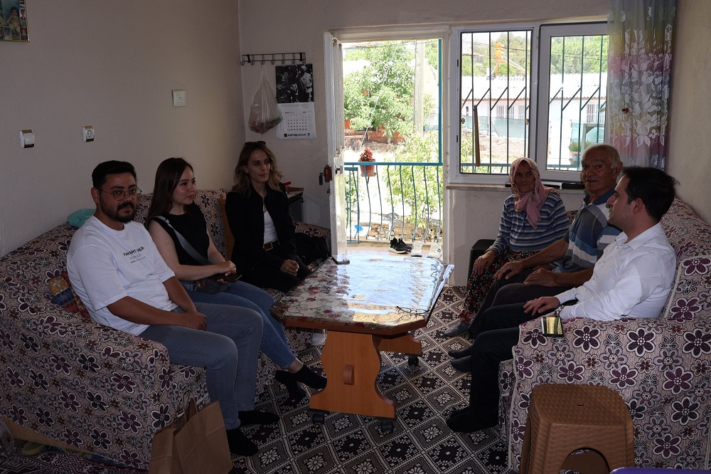 Kaymakamımız Sayın Ferdi AKGÜN 2025 Aile Yılı - Aile Köprüsü Projesi Kapsamında  55 Yıllık Evli Olan Fatma-Ömer ALACA Çiftini Ziyaret Etti