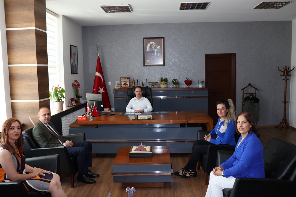 Kaymakamımız Sayın Ferdi AKGÜN İlçemizde Görev Yapan Öğretmenlerimize Özverili Çalışmalarından Dolayı Başarı Belgesi Takdim Etti