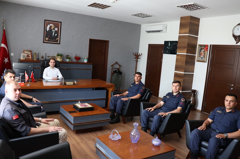 Kaymakamımız Sn Ferdi AKGÜN Bekilli İlçe Jandarma Komutanlığı Personellerimize Başarı Belgesi Takdim Etti