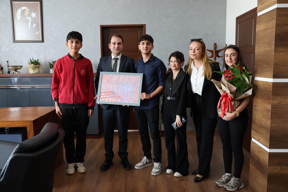 19 Mayıs Atatürk’ü Anma Gençlik ve Spor Bayramı Münasebetiyle Öğrencilerimiz Kaymakamımız Sayın Ferdi AKGÜN’ü Makamında Ziyaret Etti