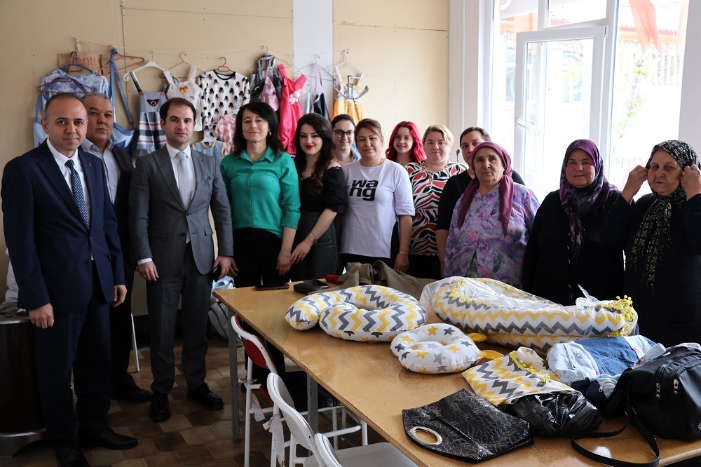 Kaymakamımız Sayın Ferdi AKGÜN Dikiş Nakış ve Çanta Yapımı Kurslarını Ziyaret Ederek Kursiyerlerle Bir Araya Geldi