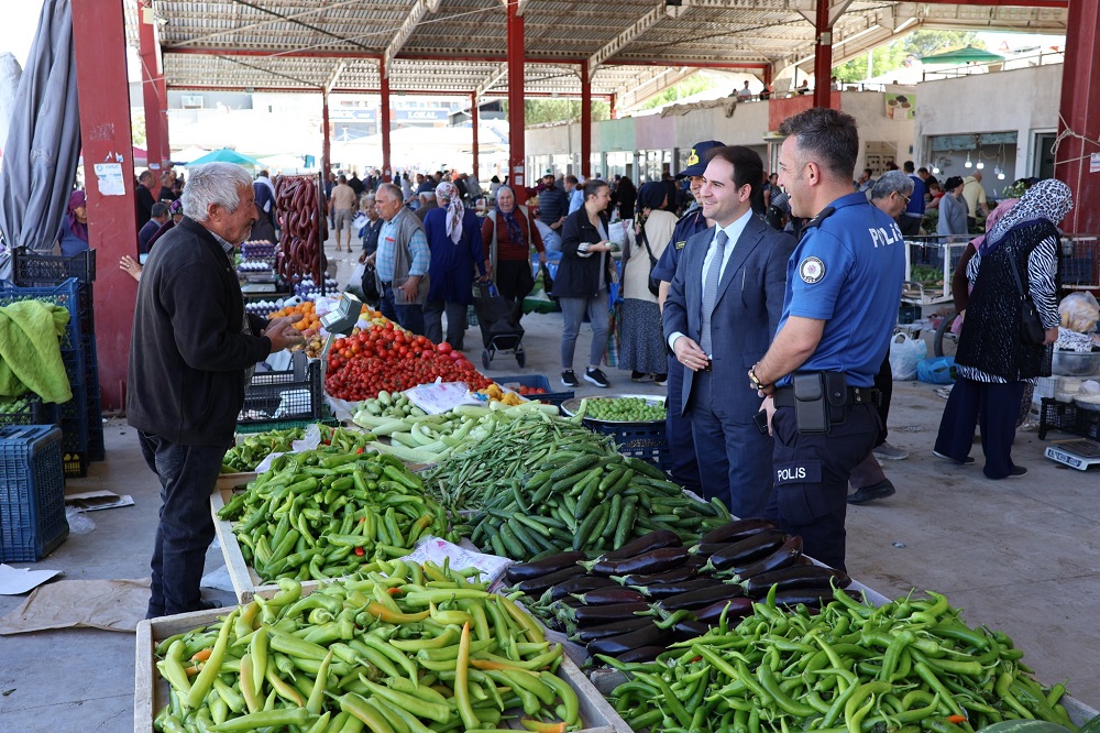 Kaymakamımız Sayın Ferdi AKGÜN İlçemizde Salı Günleri Kurulan Pazar Yerinde Esnaflarımız ve Vatandaşlarımızla Bir Araya Geldi